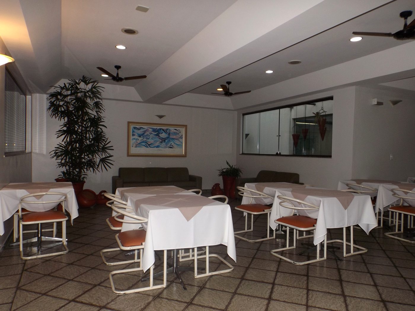 Salão de refeições do Martha Office Hotel, com mesas individuais e ambiente climatizado