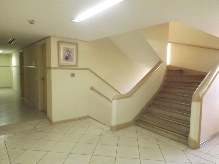 Escadas e áreas de circulação do hotel